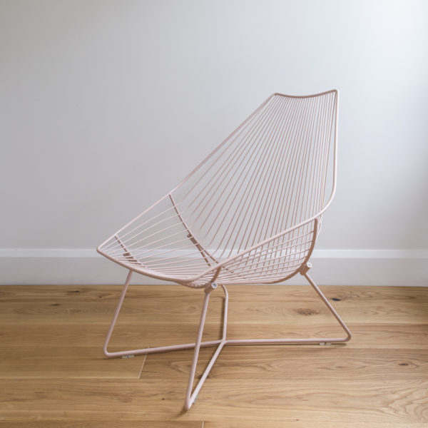 Wire lounger by Ico Traders - Outdoor furniture in colour Blush