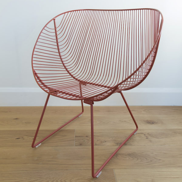Outdoor wire chair with curved edges in brick colour