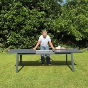 Extendable outdoor table